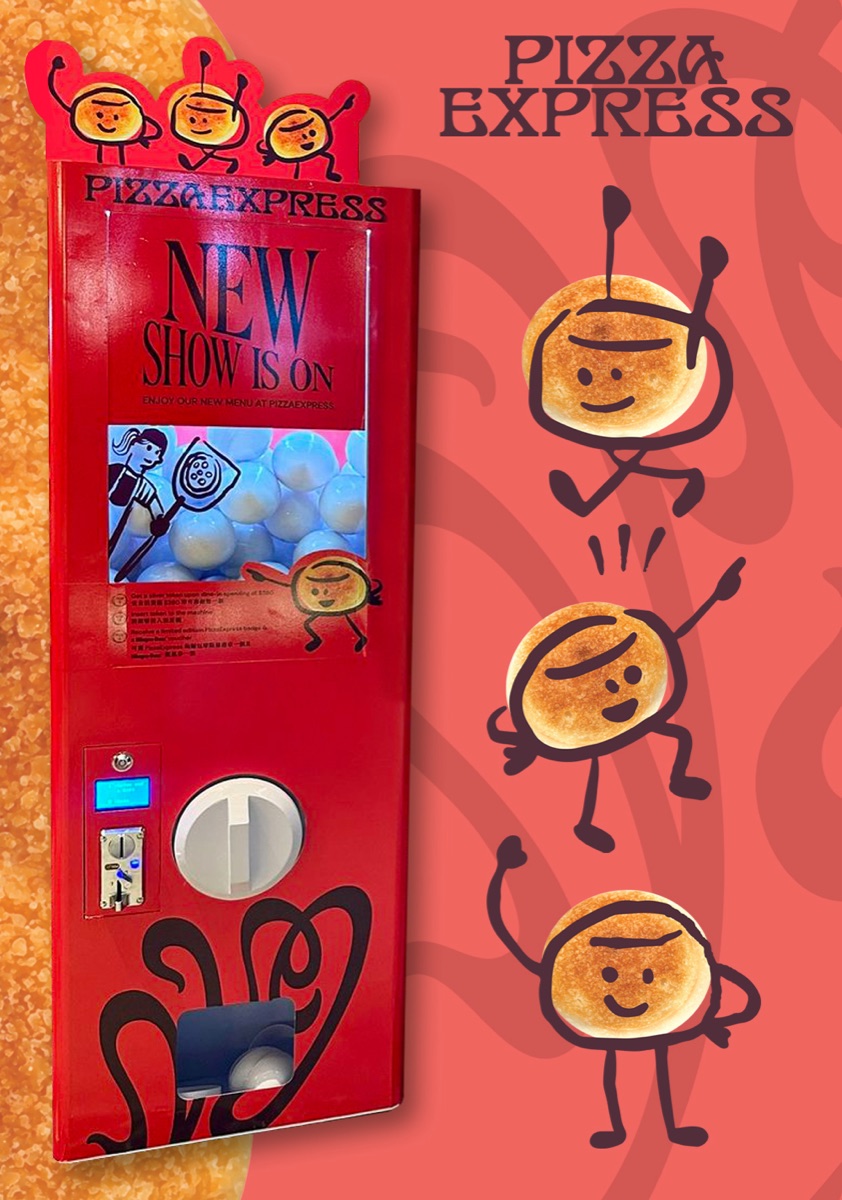 一部全機紅色訂製貼膜的方扭蛋機，機身印有餐廳品牌圖案，透明貯蛋倉內放滿白色蛋殼，下方有投幣器、旋鈕與出蛋口